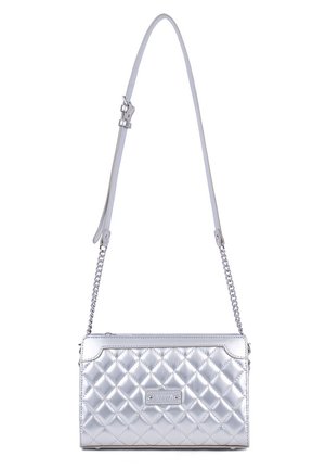 Sac bandoulière matelassé argent avec bandoulière en cuir et chaîne réglable et patch de marque embossé centré à l'avant.