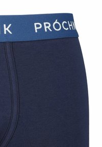Granatowe bawełniane bokserki z miękkim paskiem z napisem "PRÓCHNIK" w kolorze białym. Materiał ma gładką teksturę i dopasowany krój.