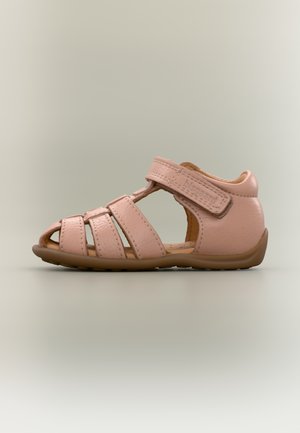 Sandale pour tout-petit en cuir rose avec bride velcro et design à bout ouvert, présentant des détails cousus et une semelle souple marron.