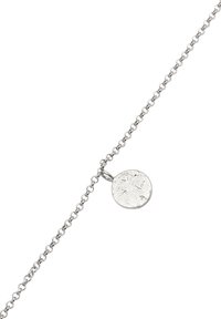 Zilveren kettingarmband met kleine gestructureerde ronde hanger op een witte achtergrond.