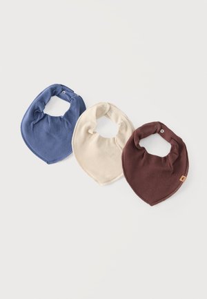 Tre ribstrikkede babybleer i blå, creme og brun, hver med trykknapper, arrangeret på en lys baggrund.