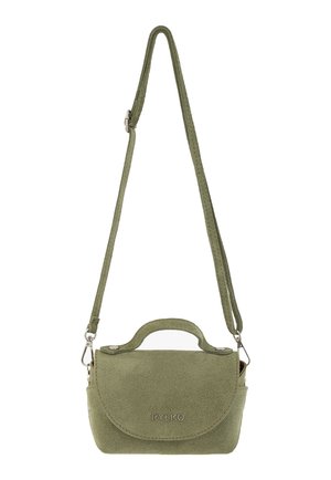 Mała oliwkowozielona zamszowa torba na ramię z klapką, krótkim uchwytem, regulowanym paskiem i srebrnym logo marki "RYŁKO" z przodu.
