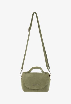 Mała oliwkowozielona zamszowa torba na ramię z klapką, krótkim uchwytem, regulowanym paskiem i srebrnym logo marki "RYŁKO" z przodu.