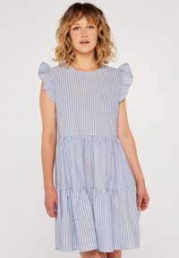 Gestreiftes Kurzarmkleid in Blau und Weiß mit Rüschensleeves, einem runden Ausschnitt und einem gestuften Saum, gefertigt aus leichtem Stoff.