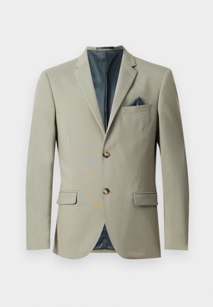 Sacou gri deschis cu două butoane aurii, rever tip notch și un buzunar pe piept cu un accent albastru. Material neted și croială ajustată.