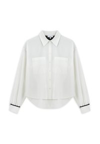 Blusa bianca cropped in tessuto leggero. Presenta un colletto classico, chiusura con bottoni, due tasche sul petto e dettagli neri sui polsini.