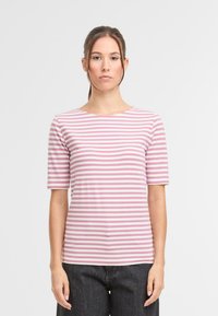 Gestreiftes T-Shirt mit kurzen Ärmeln, mit hellrosa und weißen horizontalen Streifen, Rundhalsausschnitt, aus einem glatten, dehnbaren Stoff.