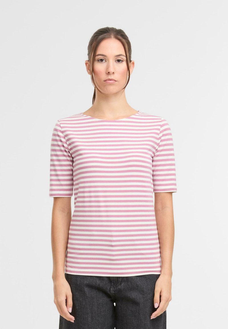 Gestreiftes T-Shirt mit kurzen Ärmeln, mit hellrosa und weißen horizontalen Streifen, Rundhalsausschnitt, aus einem glatten, dehnbaren Stoff.