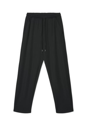 Hose mit schwarzem elastischem Bund, Kordelzug, Seitentaschen und geradem Bein, flach auf einem weißen Hintergrund ausgelegt.