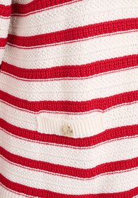 Rot-weiß gestreifter Pullover aus strukturiertem Strickstoff, mit einer gerippten Tasche und einem goldenen Akzentknopf.