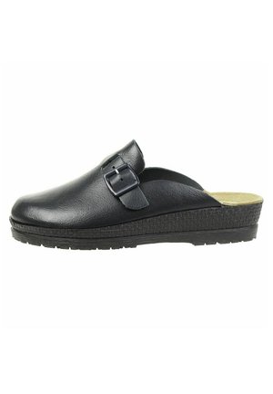 Scarpa nera in pelle slip-on con cinturino regolabile a fibbia, presenta una suola a cuneo testurizzata e una soletta imbottita per il comfort.