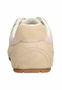 Beige suède sneakers met een ronde hak, witte rubberen accenten en een gestructureerde afwerking. De zool is bruin met een gladde oppervlak.