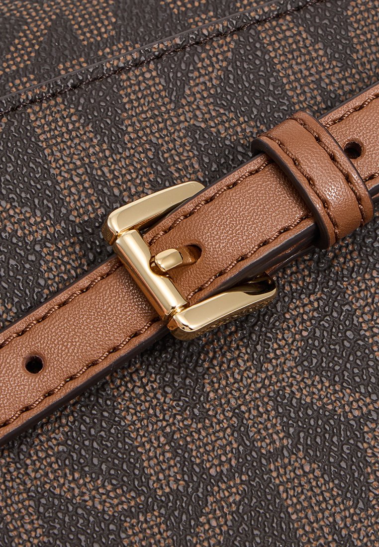 Brauner strukturierten Riemen mit einer goldenen Metall-Schnalle, der ein Muster vor einem dunklen Hintergrund zeigt und die Materialien sowie die Hardware-Details hervorhebt.