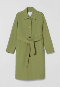 Olivgrön kappa med krage, framknäppning, sidofickor och ett matchande bälte i midjan.