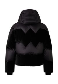 Polstret jakke i sort og mørkegrå farveskema, med hætte og zigzag-mønster på ryggen, lavet af glatte og bløde materialer.