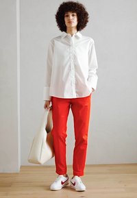 Esprit MIT GÜRTEL - Chino-püksid - red