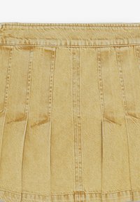 Faltender Jeansrock in hellgelb, ausgestattet mit genähten Akzenten. Der Stoff hat eine strukturierte Textur mit sichtbaren Nahtdetails und einem geformten Bund.