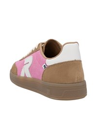 Baskets en daim rose et beige avec un contrefort de talon en cuir blanc, des lacets plats et une semelle extérieure en caoutchouc à motif. Présente un logo "R" bien visible.