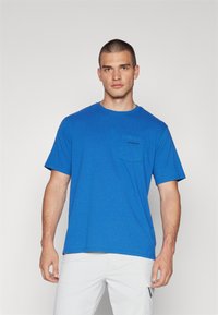 Patagonia BOARDSHORT LOGO POCKET RESPONSIBILI-TEE - Apdrukāts T-krekls - endless blue