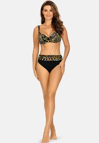 Czarny zestaw bikini z wzorzystym biustonoszem w żółte i białe akcenty oraz pasującymi wysokimi majtkami, wykonany z gładkiego materiału i o nowoczesnym kroju.