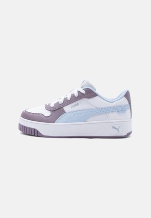 Baskets Puma basses en blanc, lavande et bleu clair avec une semelle épaisse, fermeture à lacets, logo sur le côté et semelle extérieure texturée.