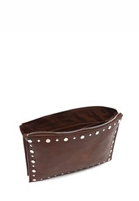 Borsa in pelle marrone con borchie argentate lungo il bordo, chiusura con zip nella parte superiore e fodera interna morbida. Forma rettangolare.