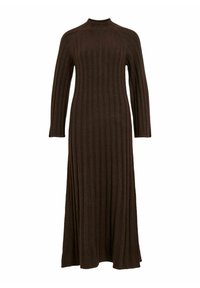 Robe tricotée côtelée marron, longue, avec un col montant et des manches longues. Elle présente un corsage ajusté et une silhouette fluide. Détails de tissu texturé visibles.