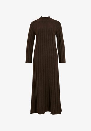 Robe tricotée côtelée marron, longue, avec un col montant et des manches longues. Elle présente un corsage ajusté et une silhouette fluide. Détails de tissu texturé visibles.