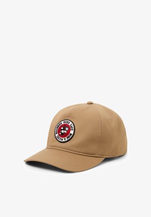 Casquette de baseball beige avec un patch circulaire montrant un chien portant un casque audio et le texte "Hugo Cane Wine & Music Records".