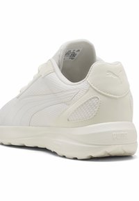 Valkoinen urheilukenka, jossa on verkkopäällinen, kumipohja ja PUMA-logokoristukset. Saumaton muotoilu ja pehmustettu kaulus tarjoavat mukavuutta.