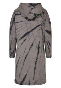 Sweat à capuche en tissu gris avec un motif tie-dye de stries noires. Il présente des manches longues et une coupe décontractée.