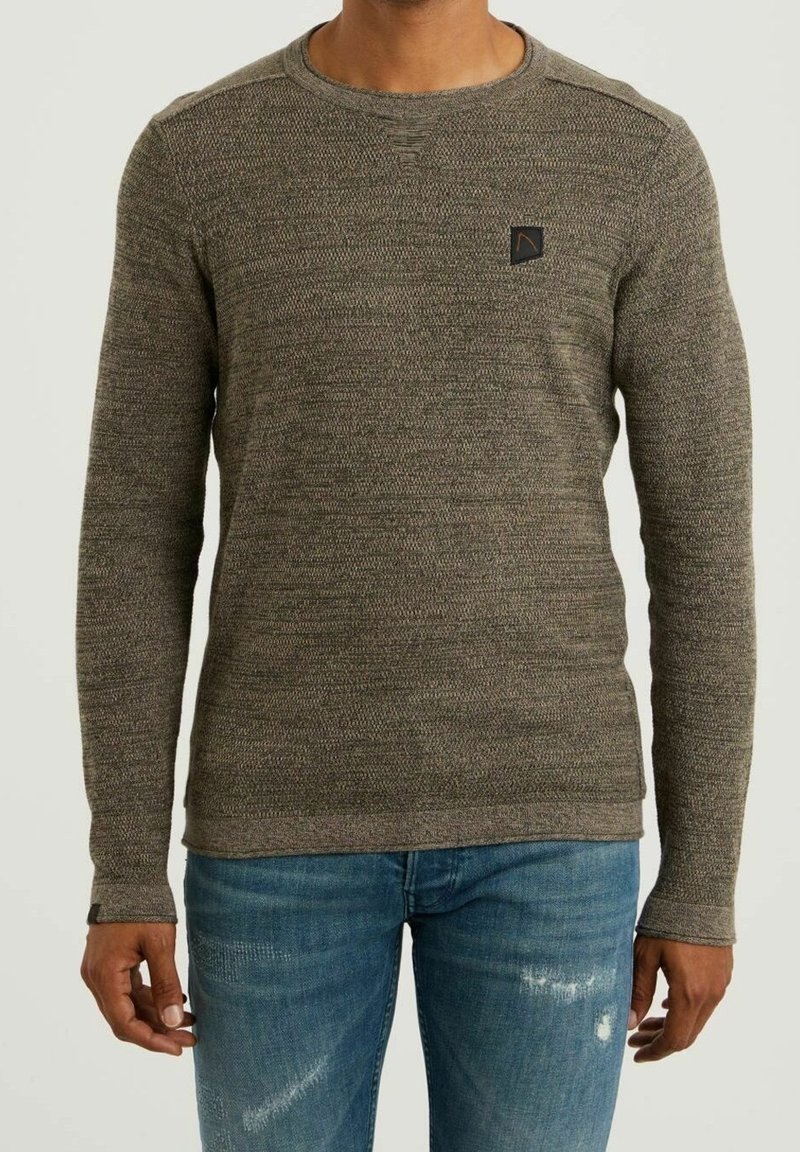 Langärmeliger Pullover in Olivgrün, aus strukturiertem Strickstoff gefertigt. Verfügt über einen Rundhalsausschnitt und ein kleines schwarzes Logopatch auf der Brust.