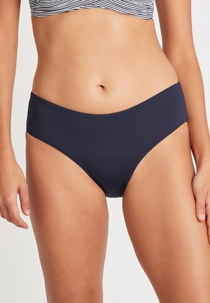 Ciemnoniebieskie majtki bikini wykonane z gładkiego materiału; charakteryzują się średnim stanem oraz bezszwowym wykończeniem dla komfortu i dopasowania.