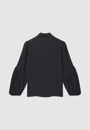Blouse noire à manches longues avec un col montant, des manches bouffantes resserrées au niveau des coudes et des poignets, vue de dos sur un fond uni.