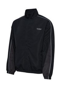Schwarze Windjacke mit hohem Kragen, Reißverschluss, elastischen Bündchen und grauen Streifen entlang der Schultern. Mit einem Logo auf der Vorderseite.