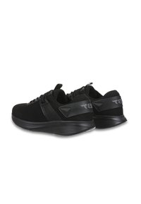 Zapatillas deportivas negras con una parte superior de malla texturizada, puntera reforzada, cuello acolchado y una suela curva. Presenta una marca en el costado.