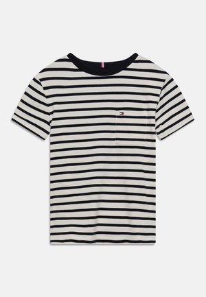 T-shirt bianca a maniche corte con righe orizzontali nere, colletto nero e una piccola tasca sul petto sinistro con un logo.