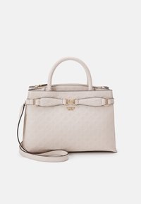 Lys beige lædertaske med præget logo mønster, dobbelte håndtag, aftagelig skulderrem og detaljer i guldfarvet metal.