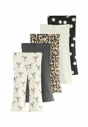 Cinque paia di leggings stampati: bianchi con fiocchetti neri, grigi, crema con stampa leopardata, neri con pois bianchi, grigio testurizzato.