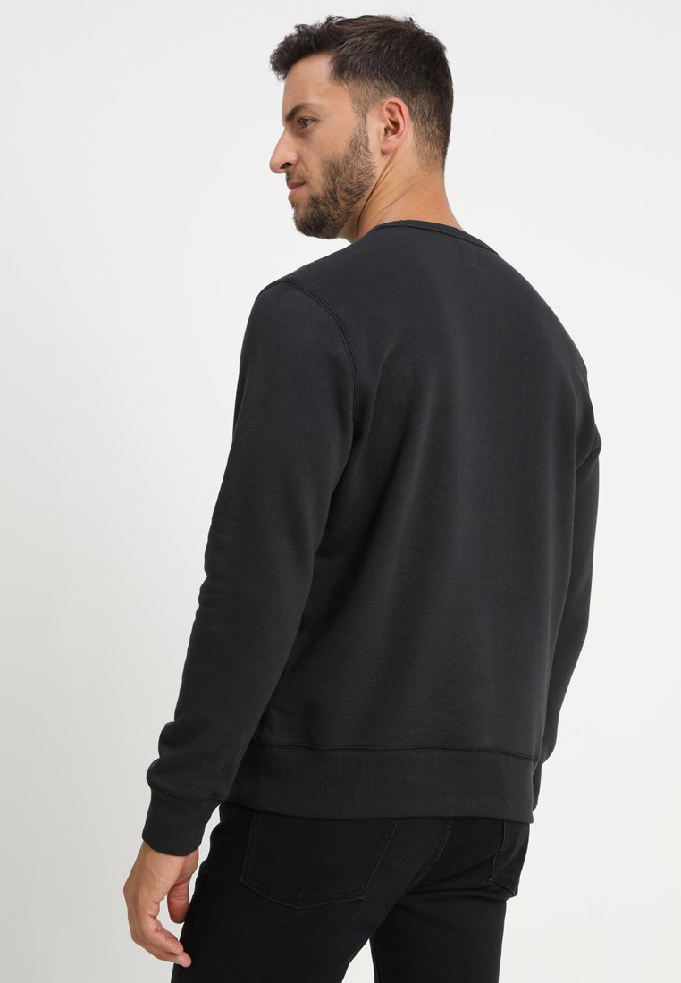 Schwarzes Sweatshirt mit Rundhalsausschnitt, gerippten Bündchen und geradem Saum. Hergestellt aus einem weichen Baumwollgemisch, das eine glatte Textur aufweist.