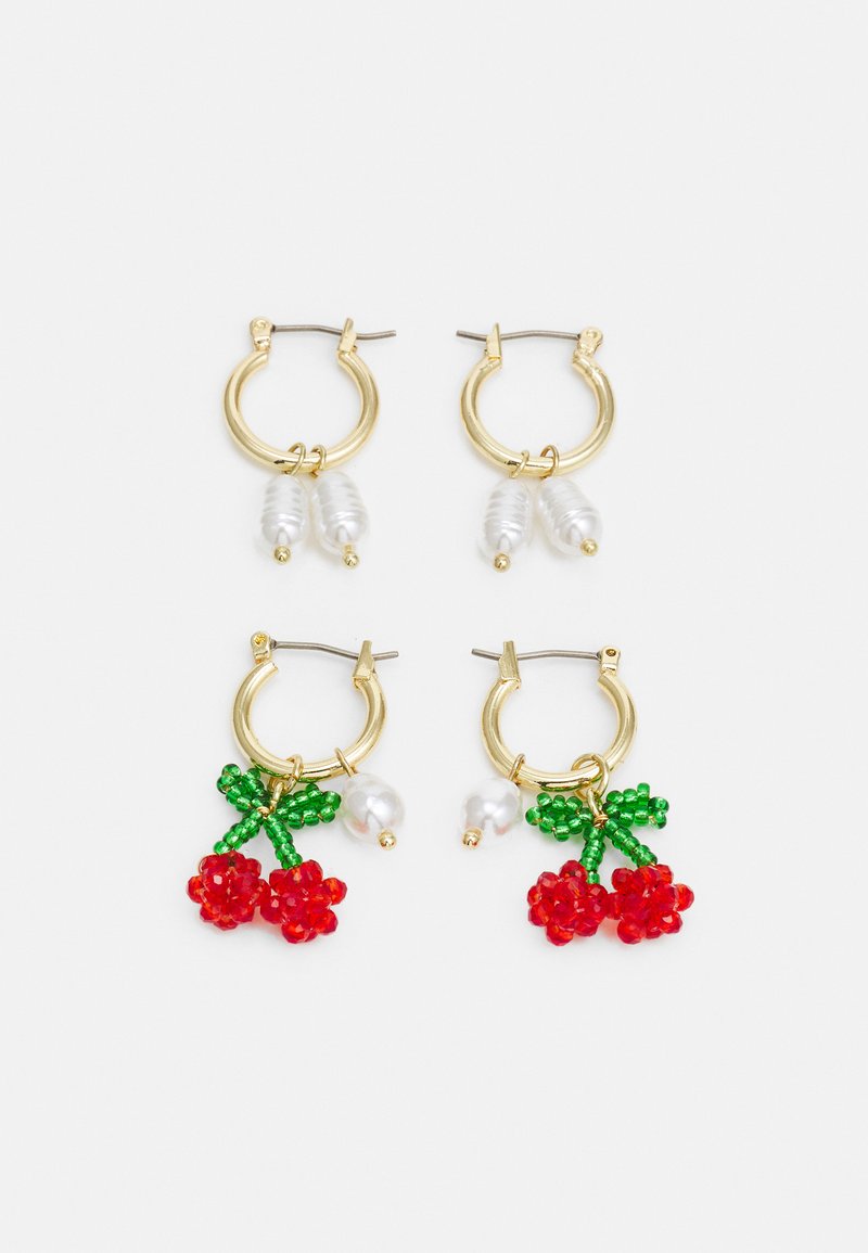 Brincos de argola dourados com dois designs: um com acentos de pérolas brancas e outro adornado com cerejas de contas vermelhas e folhas verdes.