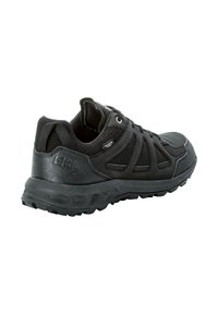 Chaussure de sport noire en mesh et matériaux synthétiques. Caractéristiques d'une surface texturée, d'une semelle rembourrée et d'un design à lacets avec des accents renforcés.