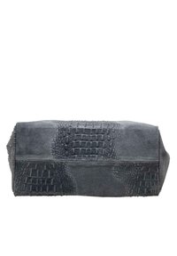 Obdélníková černá taštička vyrobená z nubuku a embosované umělé krokodýlí kůže. Má hladký povrch s jemným leskem.