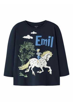 Chemise bleu marine à manches longues imprimée avec le nom Emil et un enfant montant un cheval blanc tacheté à côté d'un arbre.