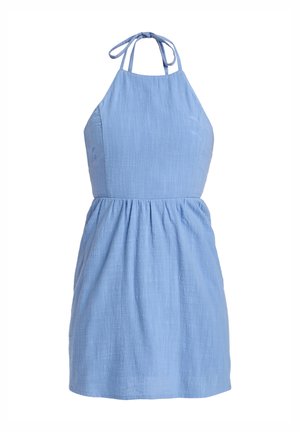 Abito halter di un azzurro chiaro con tessuto texturizzato, corpino aderente e vita arricciata. Spalline regolabili si annodano al collo per la chiusura.