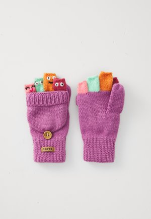Lilla strikkede fingerløse hansker med ribbestrikket mansjett, som har fargerike stofffigurer som kikker ut. Knappe-detalj på håndleddsdelen.