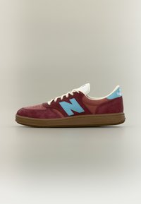 Neizbrano, classic crimson/taffy blue