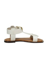 Sandal in pelle bianca con cinturino alla caviglia e hardware dorato, caratterizzato da una suola piatta e una soletta marrone. Design minimalista con linee rette.