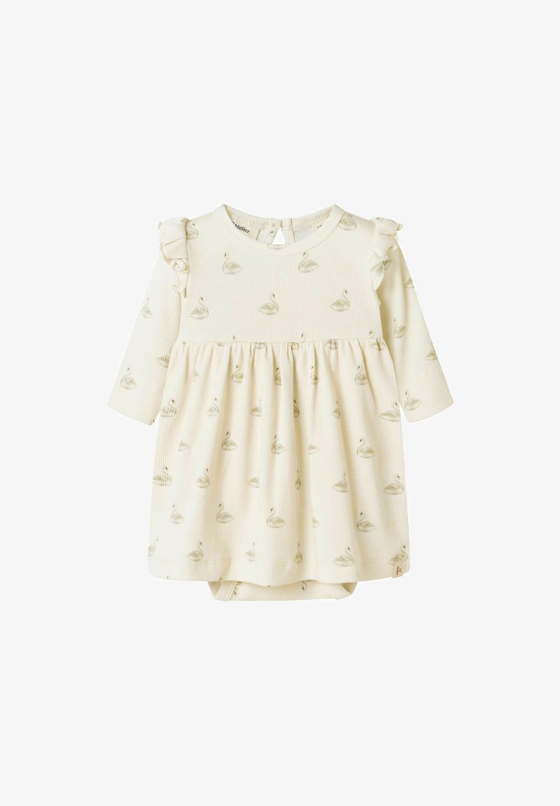 Crème babyjurk met lange mouwen, ruffles op de schouders en kleine zwaanprintjes over de stof.