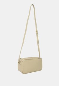 Borsa a tracolla in pelle beige con forma rettangolare, chiusura con zip e tracolla regolabile. Texture liscia, design minimalista, nessun motivo visibile.